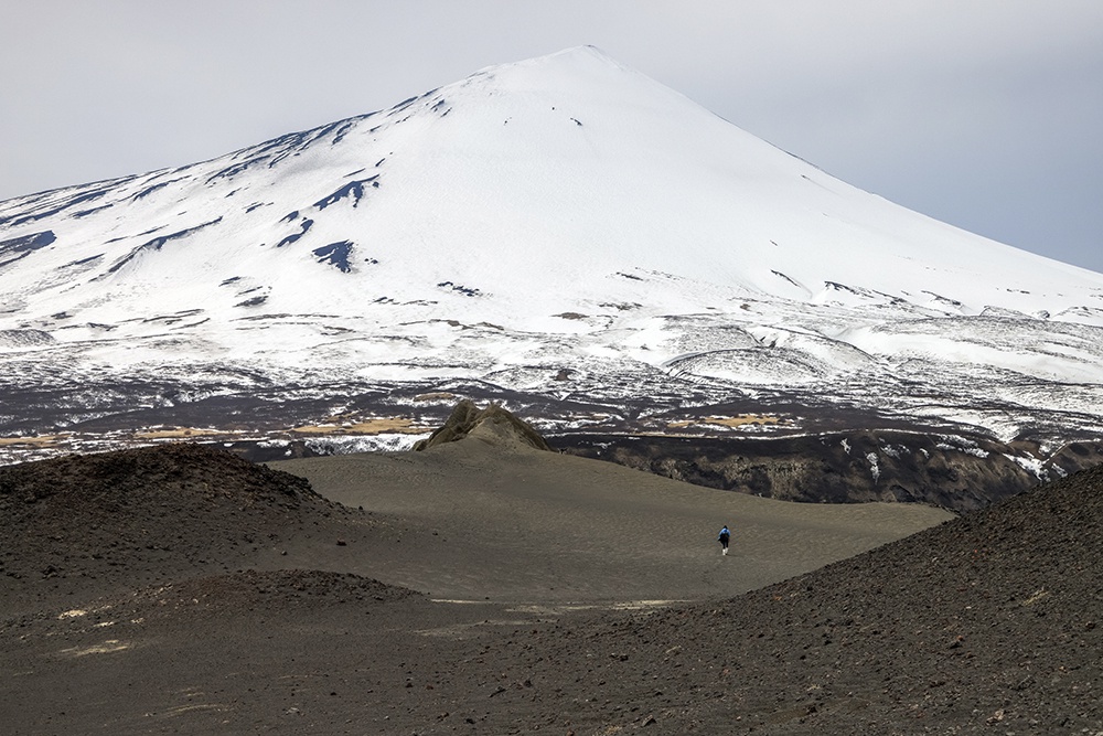 Вулкан Алаид на острове Атласова Северной группы Курильских островов. Вулкан Алаид (2339 м.) - самый высокий вулкан в Курильской гряде.