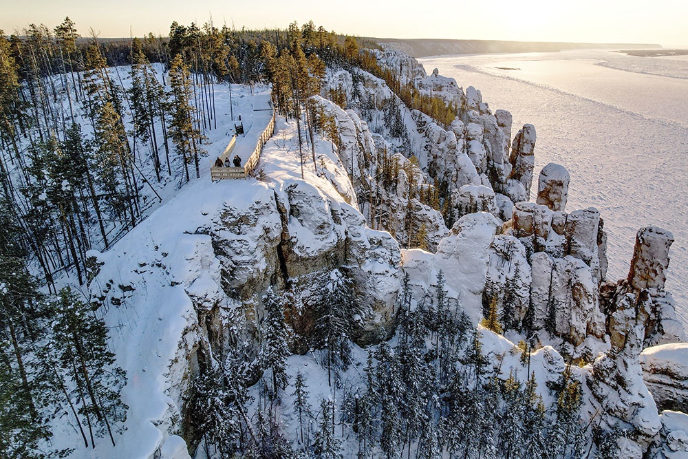 Вид на скалы на территории национального парка "Ленские столбы" на берегу реки Лены. Россия. Республика Саха (Якутия).