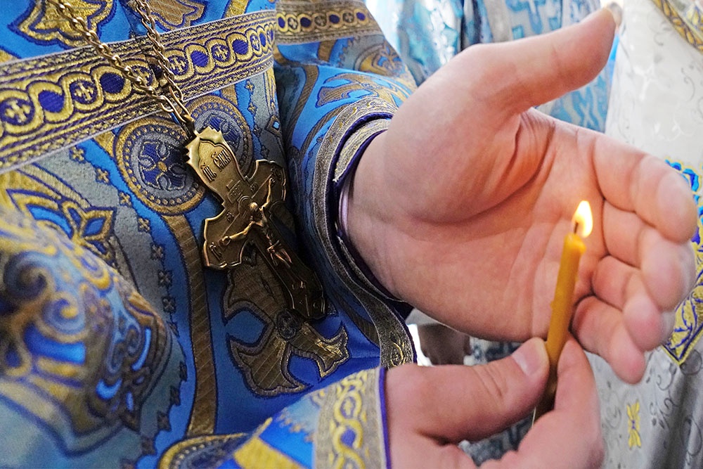 Священнослужитель в Храме Сретения Господня в Калининграде.