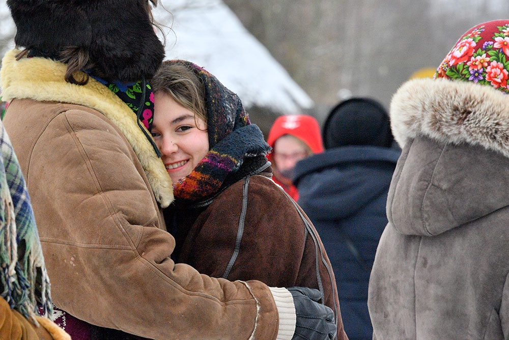 Посетители Белорусского государственного музея народной архитектуры и быта под Минском во время празднования последнего дня Масленицы.