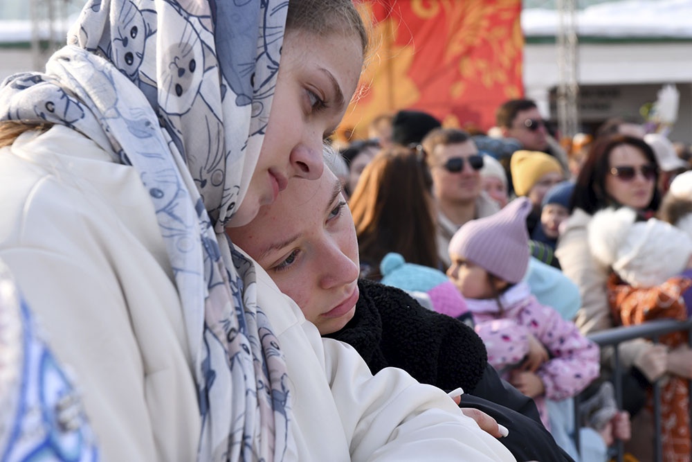 Отдыхающие во время празднования Масленицы в Суздале.