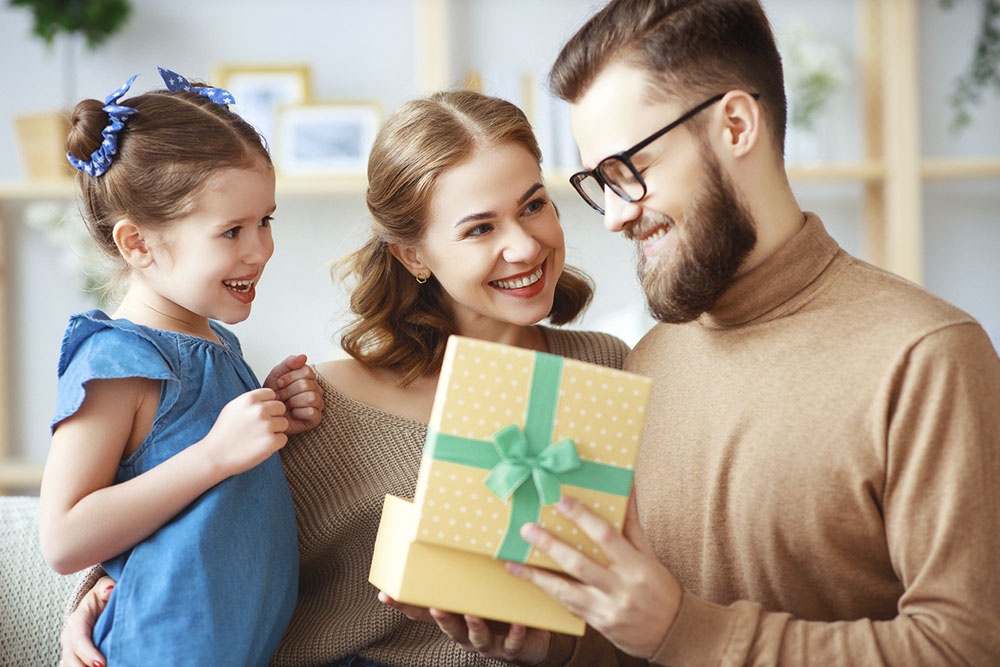 Семья поздравляет отца с праздником.