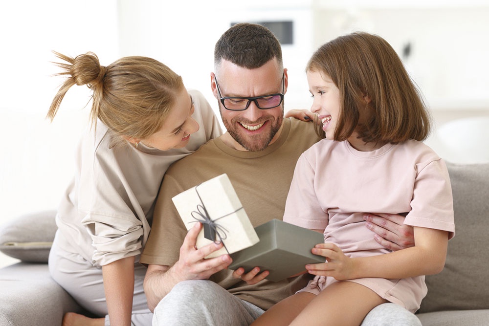 Дети дарят подарок отцу на 23 февраля.