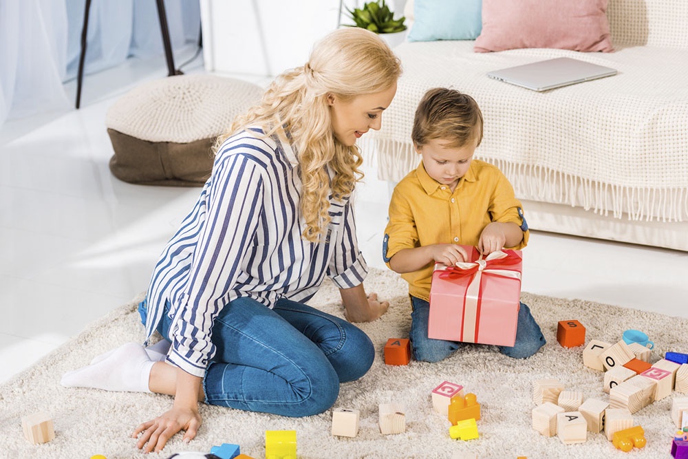 Мама дарит подарок сыну на 23 февраля.