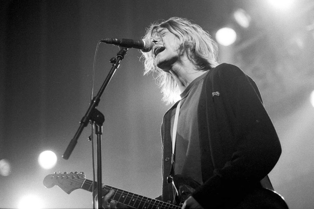 Курт Кобейн выступает с группой Nirvana 25 ноября 1991 года в Амстердаме.