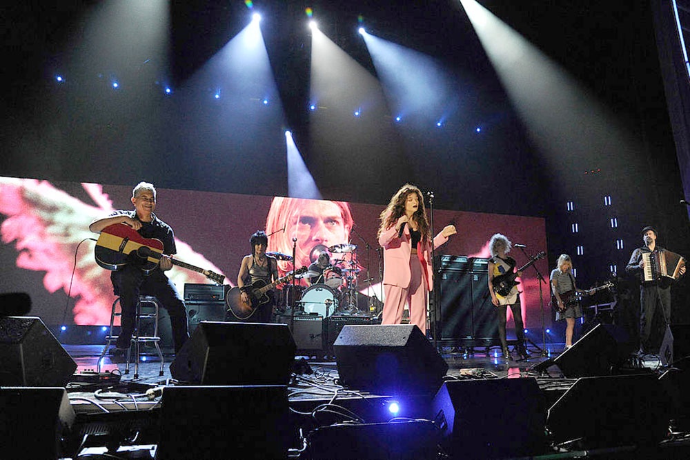 29-я ежегодная церемония включения в Зал славы рок-н-ролла: Lorde выступает с участниками Nirvana Пэтом Смиром, Дэйвом Гролом и Кристом Новоселичем. 10 апреля 2014 года, Нью-Йорк.