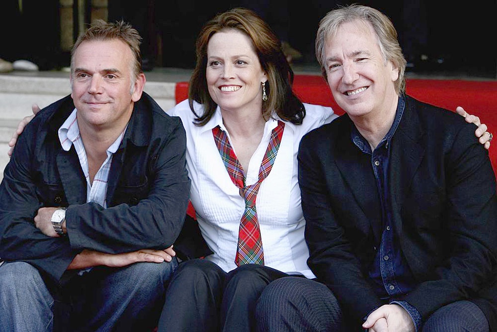 Сигурни Уивер, режиссер Марк Эванс и актер Алан Рикман на красной дорожке. На премьере фильма "Снежный пирог". 2006 год.