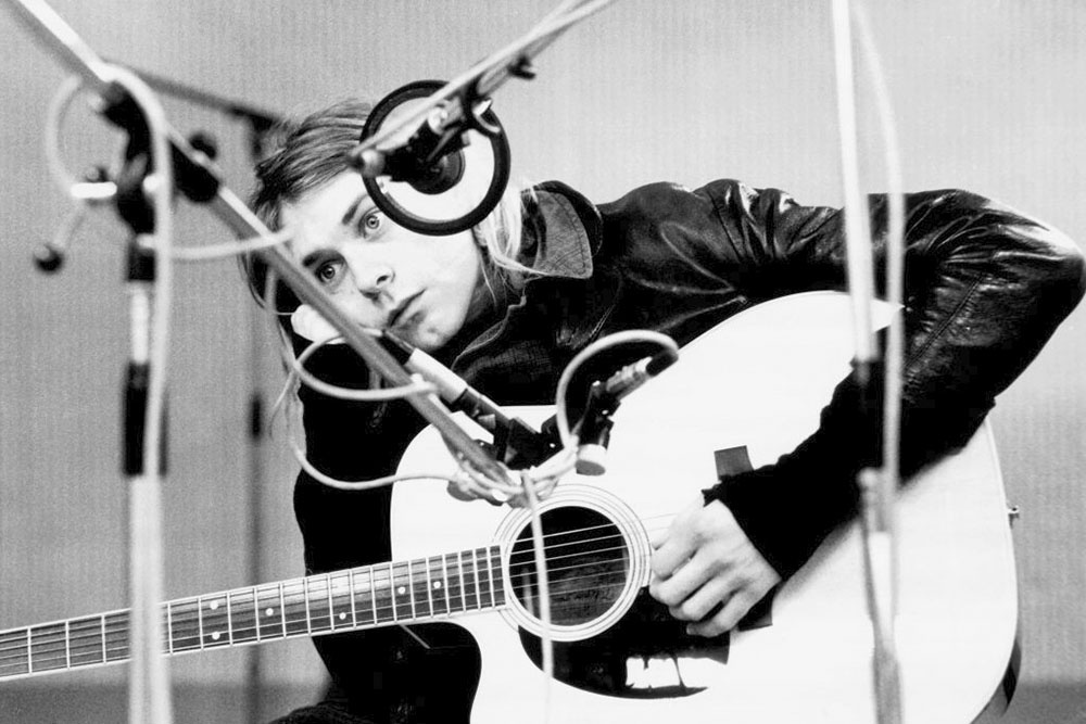 Курт Кобейн записывает музыку в студии Hilversum с акустической гитарой. 1991 год.