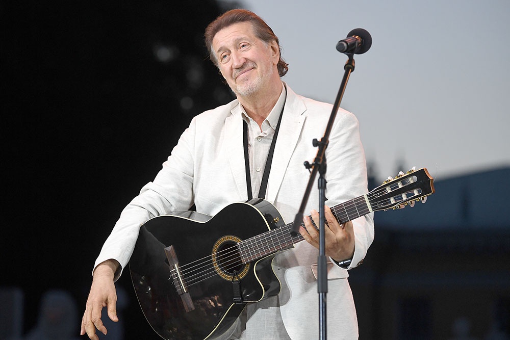 Олег Митяев выступает на церемонии вручения театральной премии.