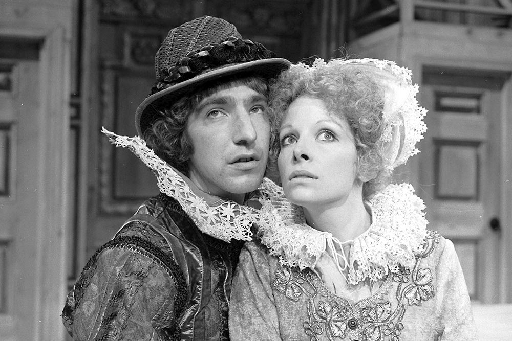 Актеры Алан Рикман и Анна Калдер-Маршалл в спектакле Бермингемского репертуарного театра "Черт выставлен ослом", 1976 год