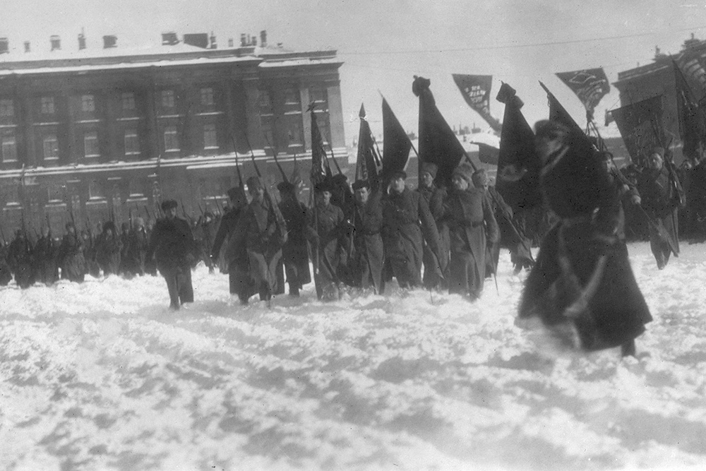 23 февраля 1919 г. Первый военный парад на Дворцовой площади во время празднования годовщины создания Рабоче-крестьянской Красной армии. Петроград.