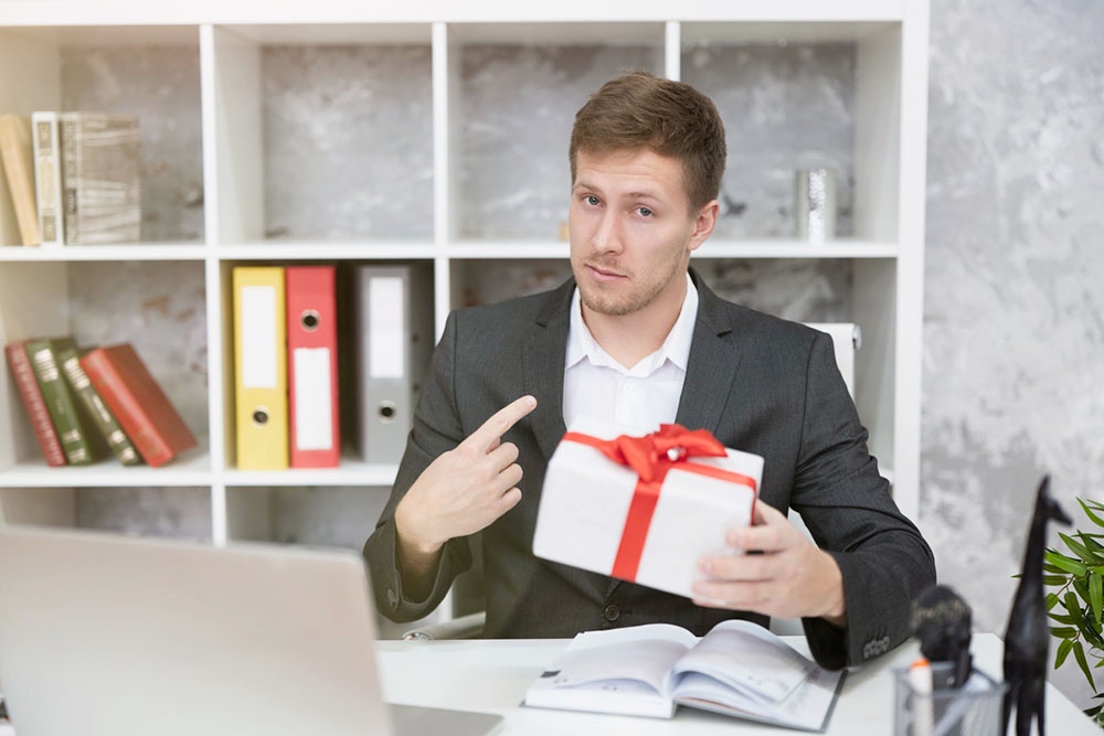 Мужчина получил подарок и выглядит озадаченным.