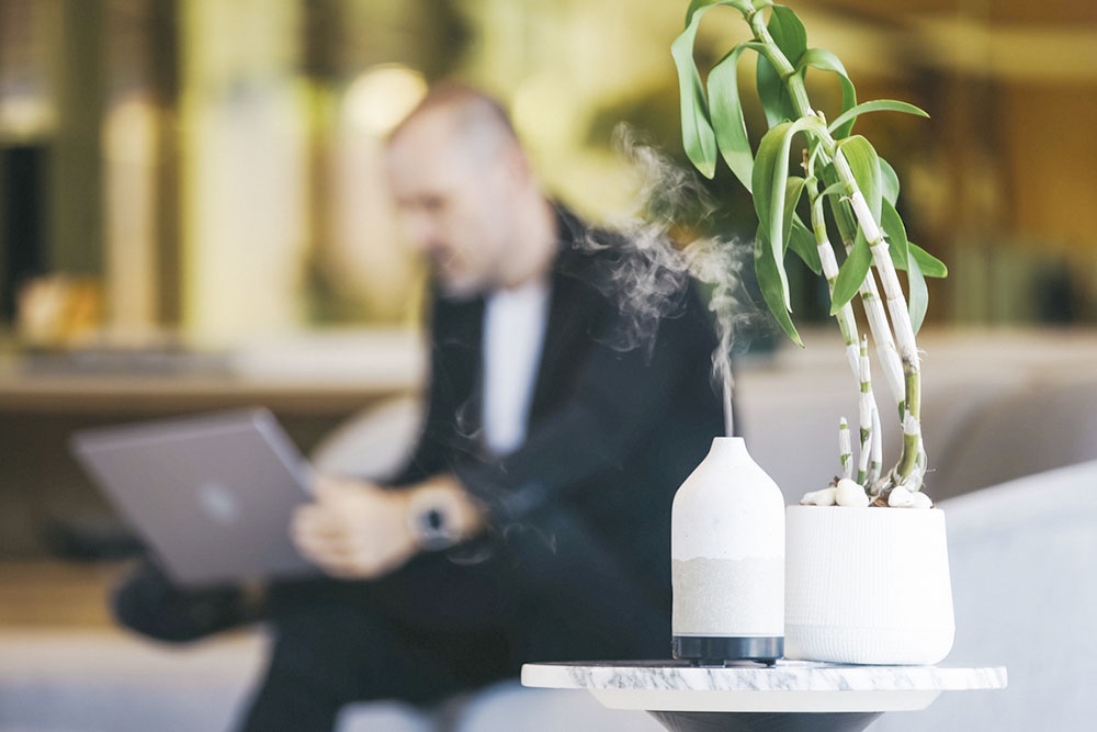 Мини увлажнитель воздуха  в офисе.