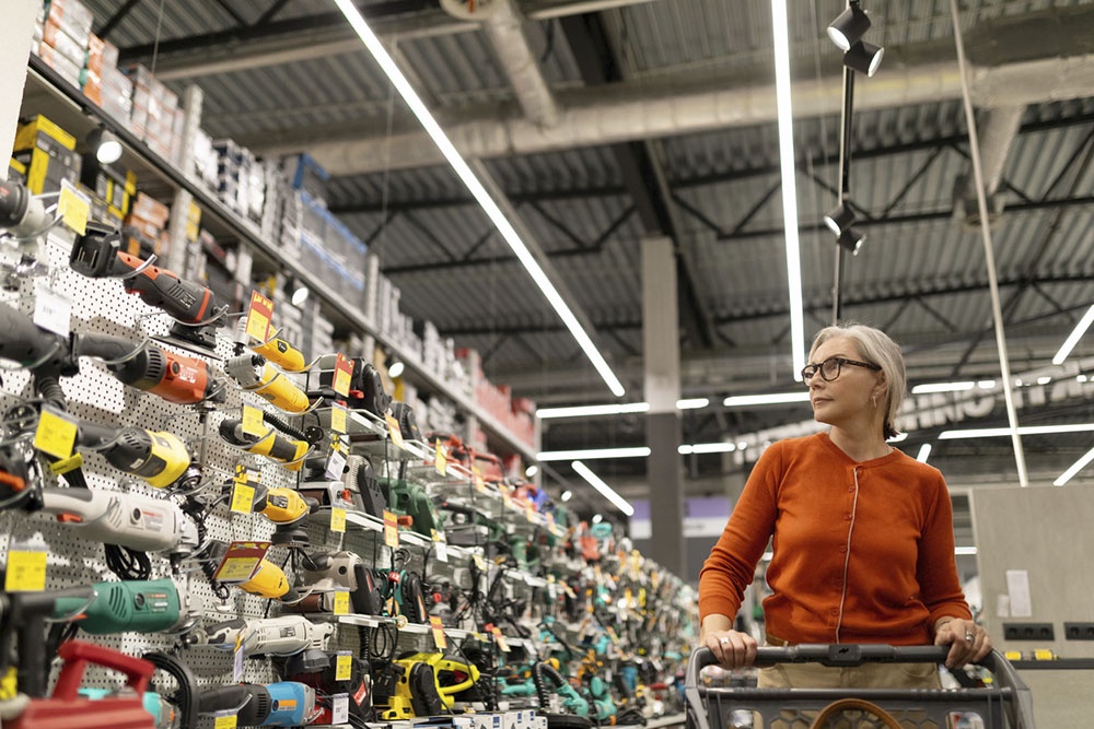 Женщина пришла за покупками в магазин товаров для дома.