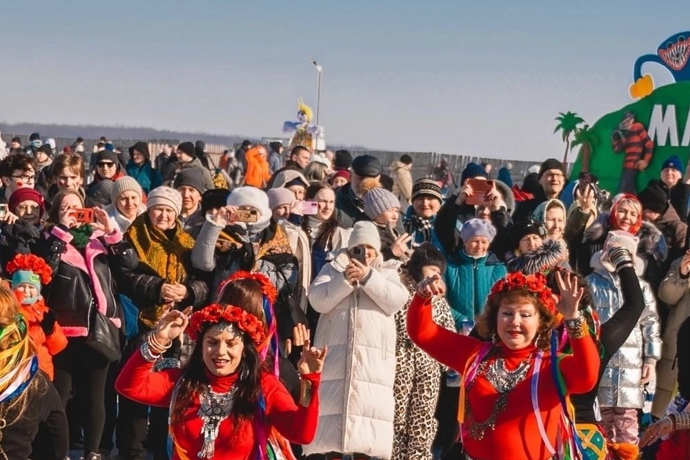 Люди на Масленице в липецком парке "Аргамач"