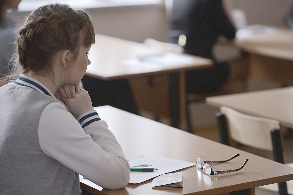 Школьница на экзамене по биологии.