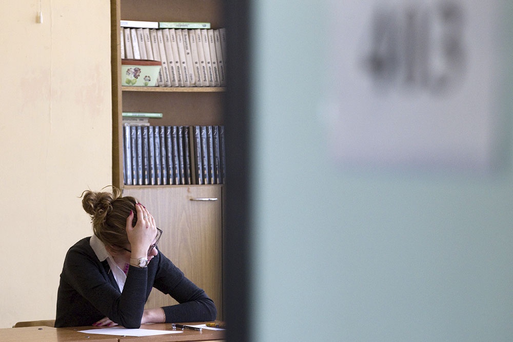 Школьница отдыхает в аудитории после того, как написала ЕГЭ по биологии.
