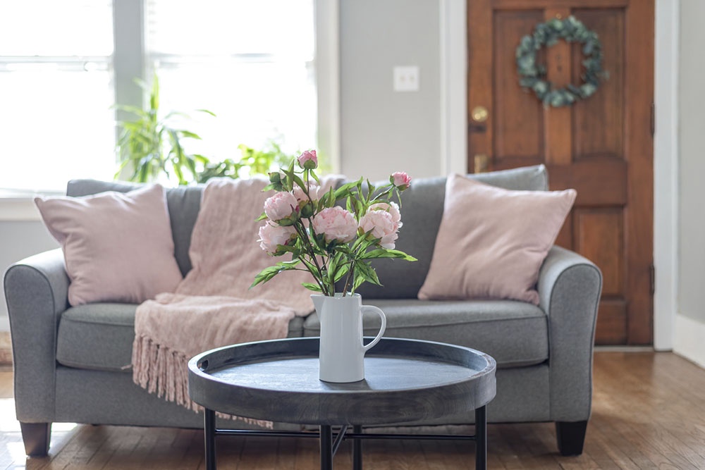 Гостиная, пастельные тона, цветы, венок на входной двери.