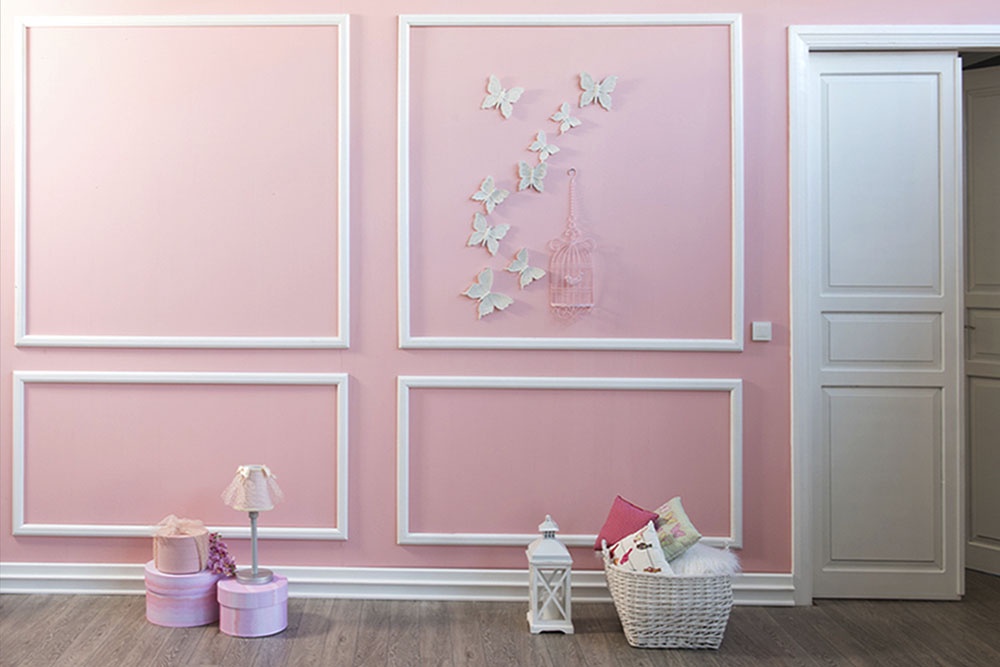 Бабочки на розовой стене, декор к празднику,