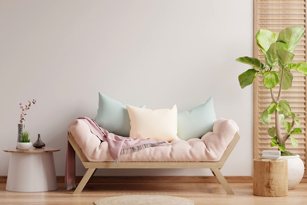 Гостиная, диван украшен текстилем в пастельных тонах.