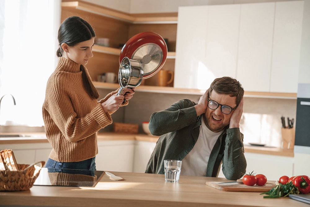 Жена не рада подарку, муж подарил сковородки на 8 марта.