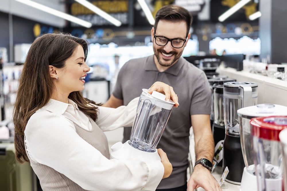 Муж и жена в супермаркете, покупают подарок на 8  марта.