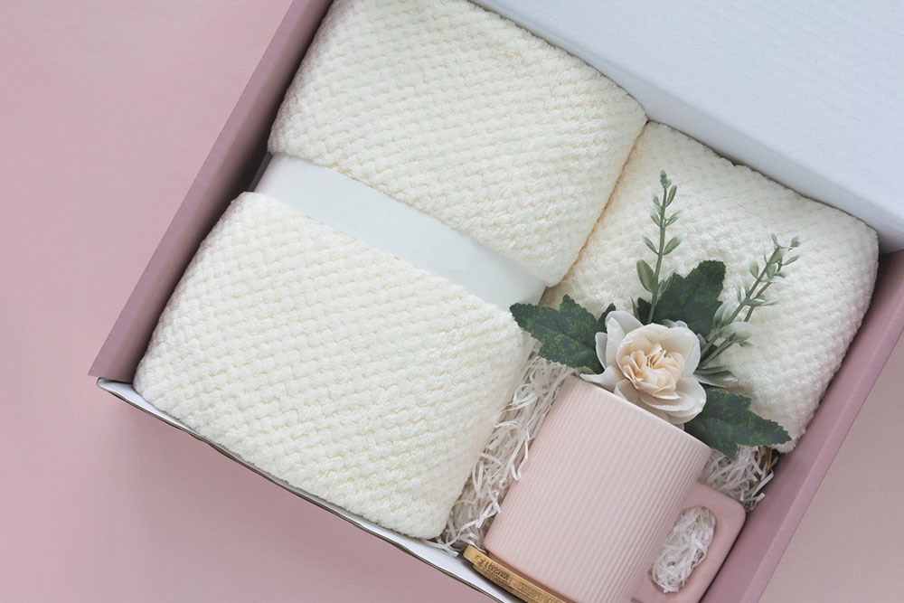 Набор полотенца, кружка, цветы, подарок на 8 марта.