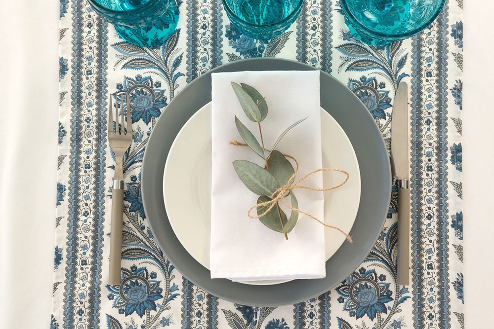 Праздничная сервировка, скатерть с цветочным принтом.
