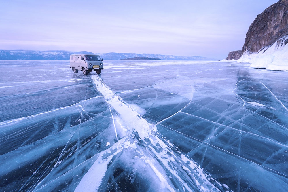 Автомобиль на льду озеро Байкал зимой.