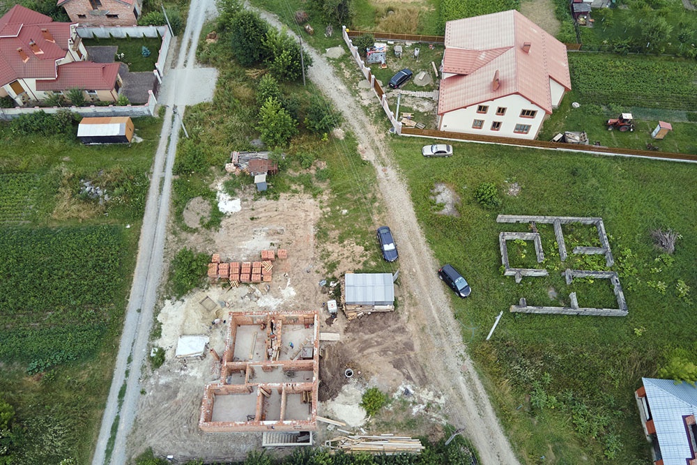 Участок земли под застройку дома. Вид с высоты птичьего полета.