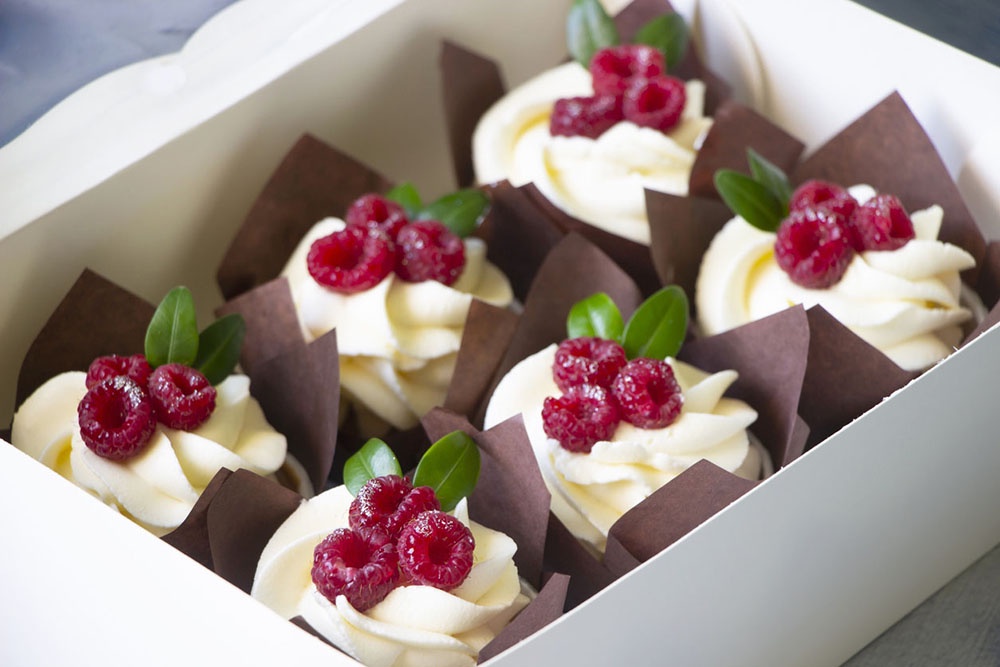 Сладкий подарок - пирожные.