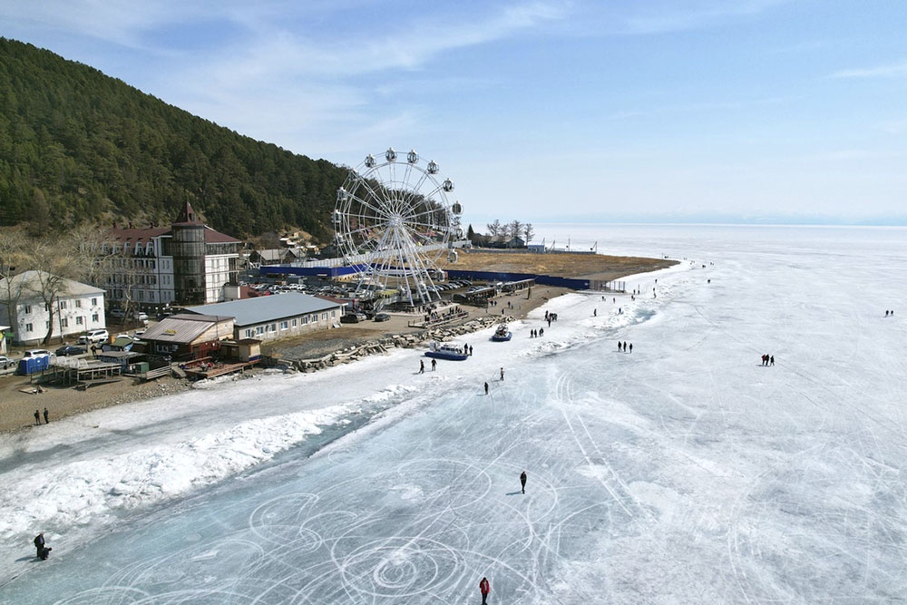 Озеро Байкал, село Листвянка, популярном месте для путешествий в Иркутской области.