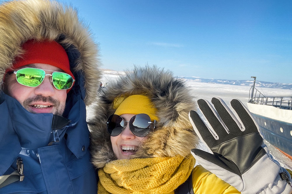 Люди на озере Байкал хорошо экипированы зимой. Теплая одежда, пуховики. Подготовка к экстремальному холоду.