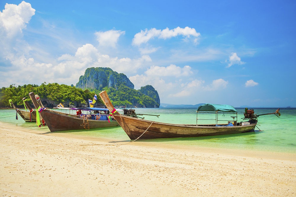 Пляж с кристально чистой водой на острове Самуи в Таиланде. 