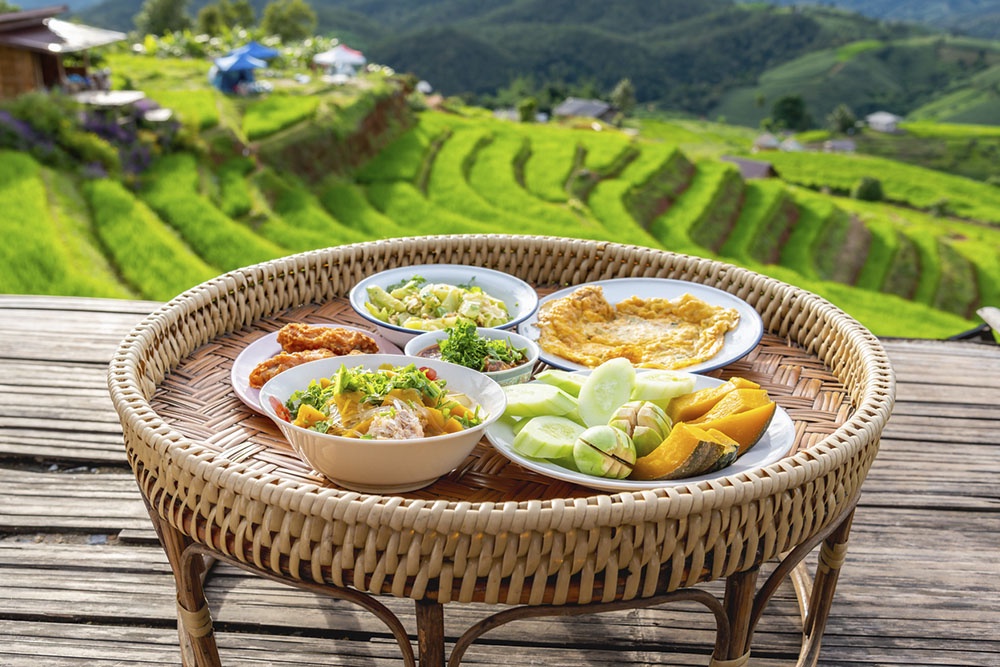 Азиатская кухня, сервированная на традиционном деревянном Кхантоке - небольшом обеденном столике, используемом в Северном Таиланде.