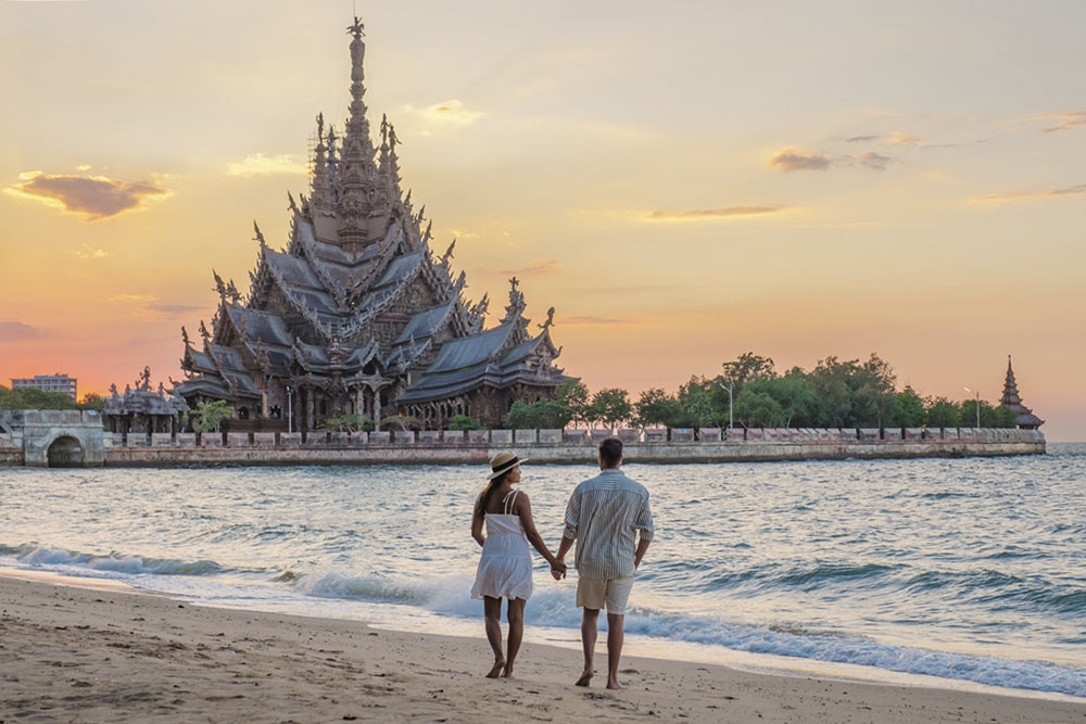 Пара посещает деревянный храм  Истины в Паттайе, Таиланд.
