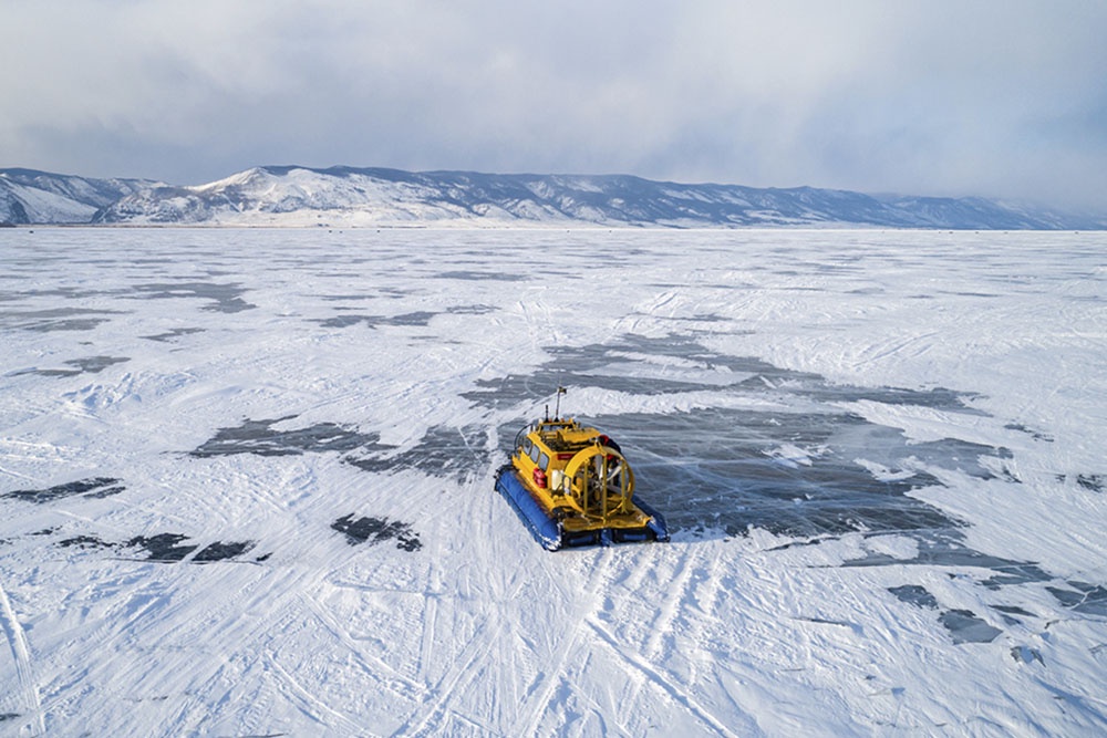 Передвижения по льду  Байкала на судах на воздушной подушке.