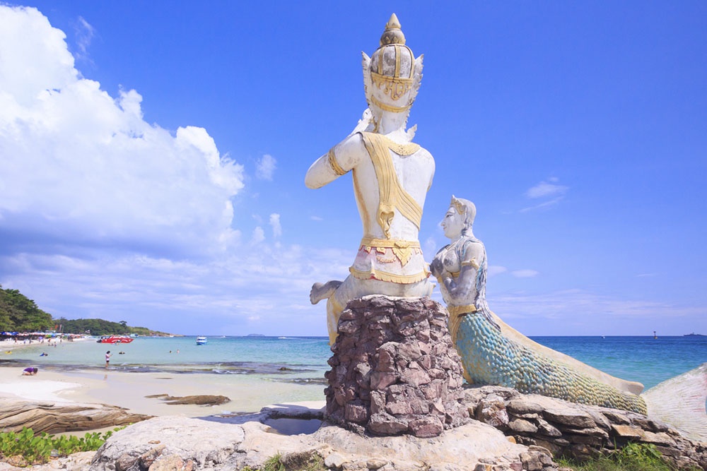 В бухте Ао Хин на острове Самет находится скульптурная композиция на тему известного тайского эпоса "Пхра Апхай Мани".