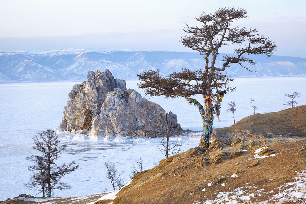 Скала Шаманка на острове Ольхон зимой в озере Байкал.