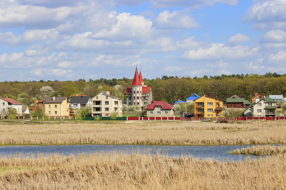 В поселке дома построены по разным архитектурным проектам.