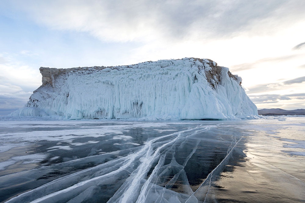 Остров Шарга-Даган в проливе Малое море на озере Байкал.