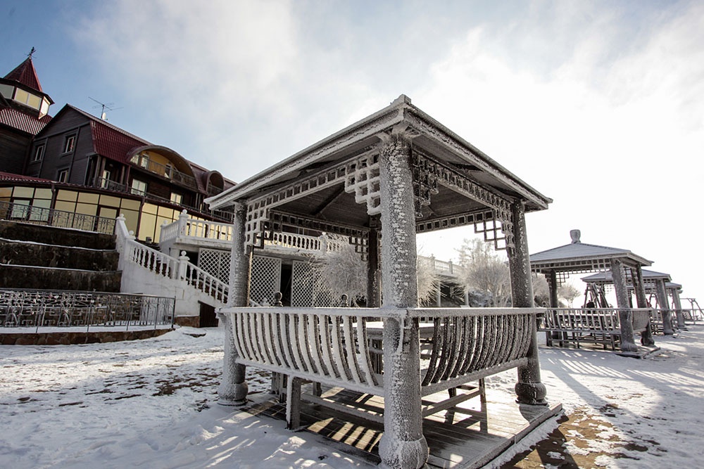 Посёлок Листвянка на берегу озера Байкал в Иркутской области.