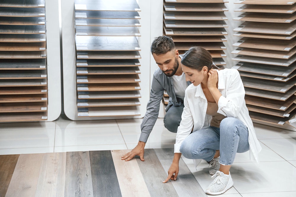  Мужчина и женщина в строительном магазине, выбирают напольное покрытие.