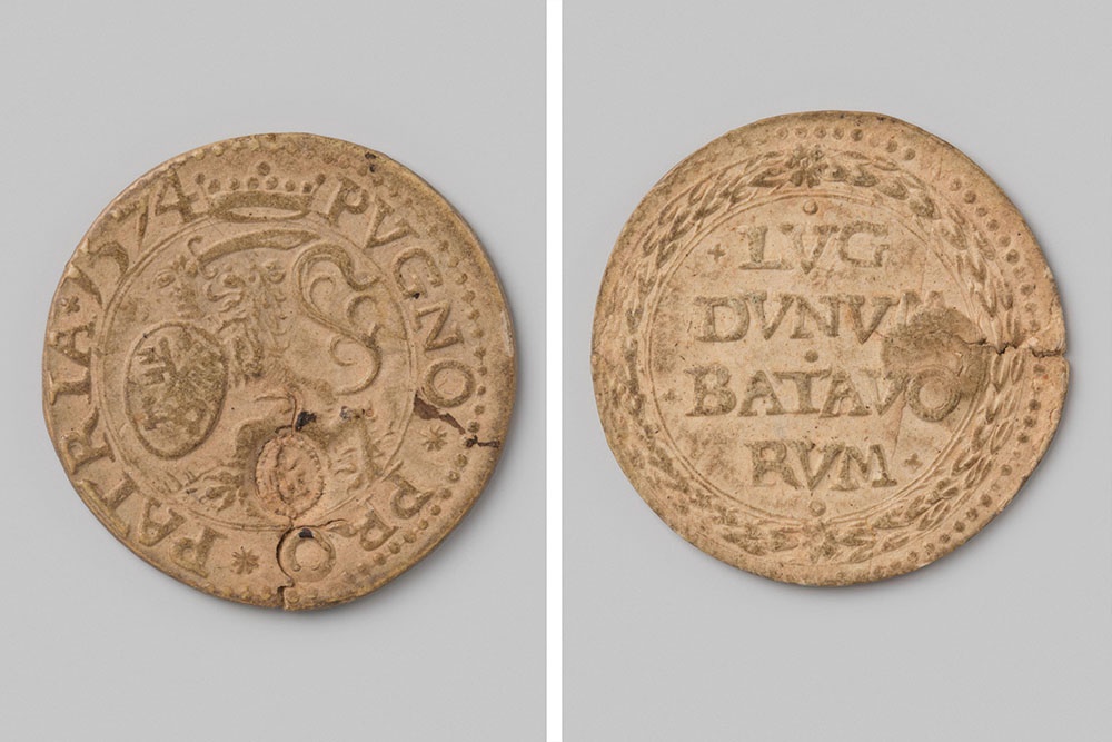 Монета Лейдена. Изготовлена из спрессованных листов бумаги.