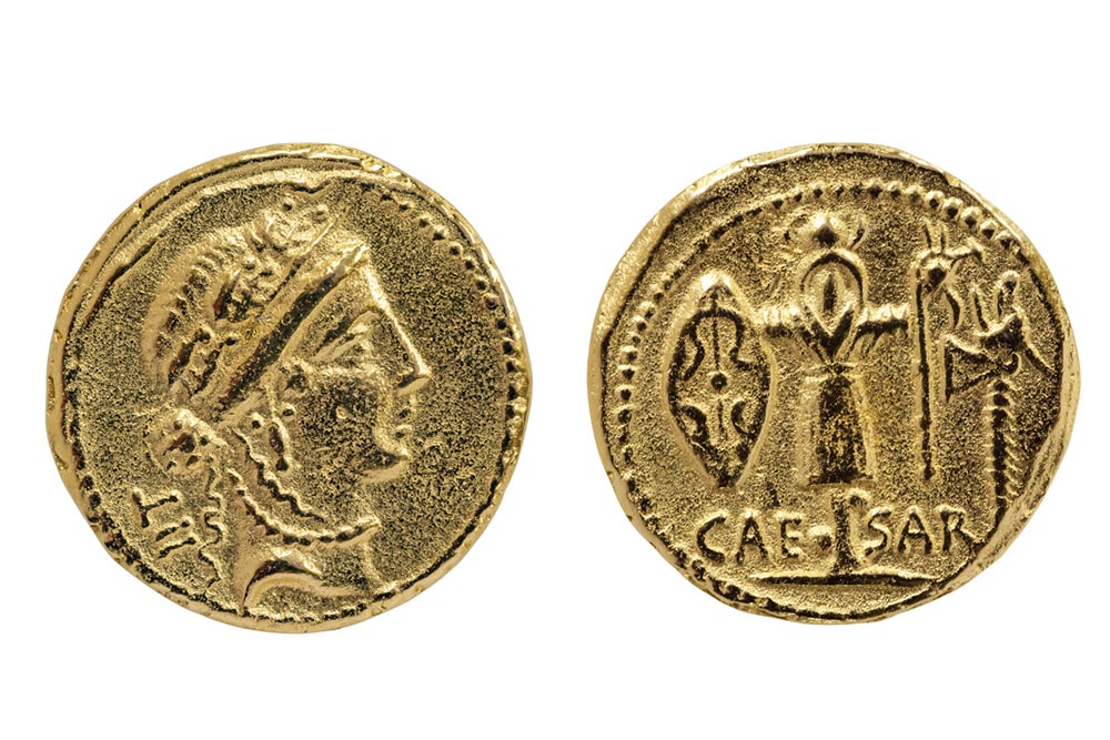 Римская золотая монета Юлия Цезаря.