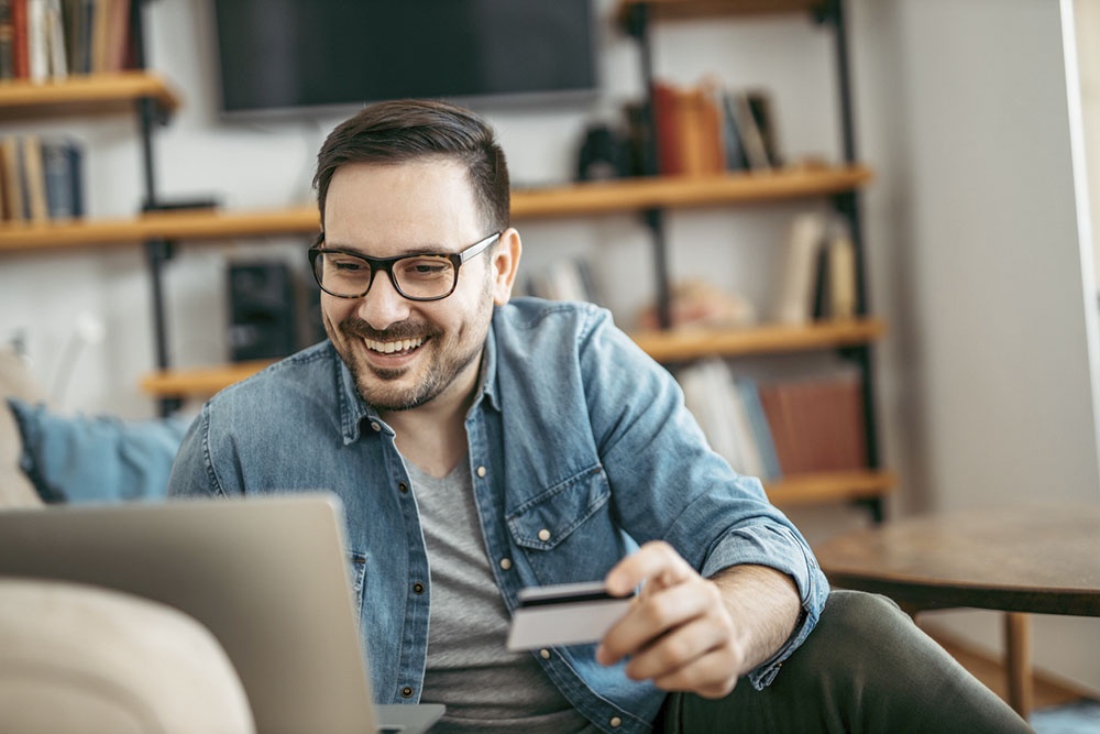 Мужчина делает покупки в онлайн магазине.