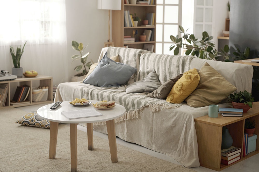 Гостиная с недостаточно хорошо подобранными мебелью и текстилем.