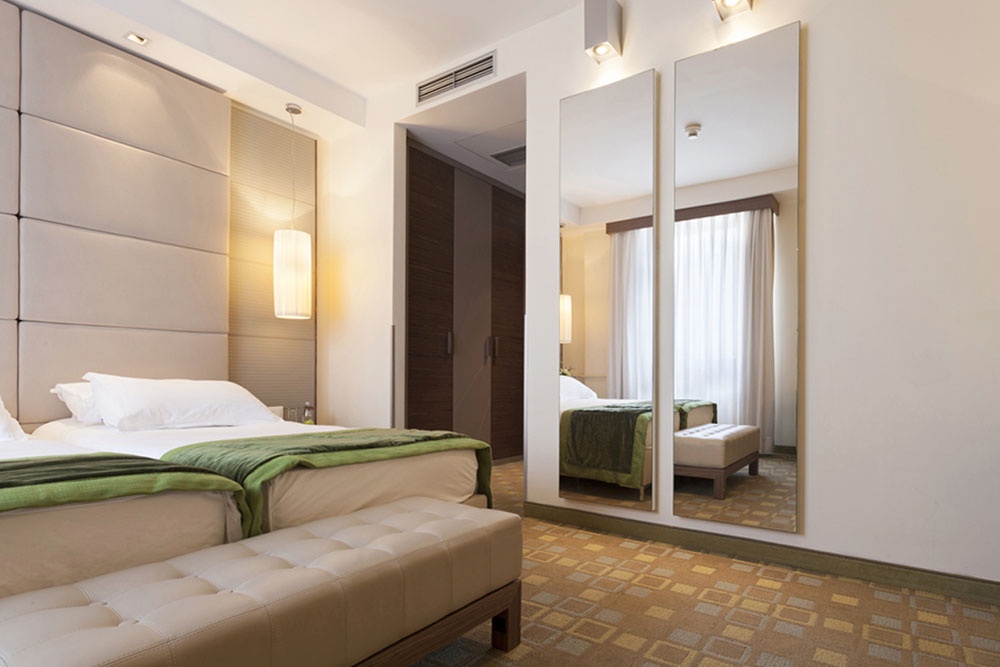 Зеркала на стене в комнате.