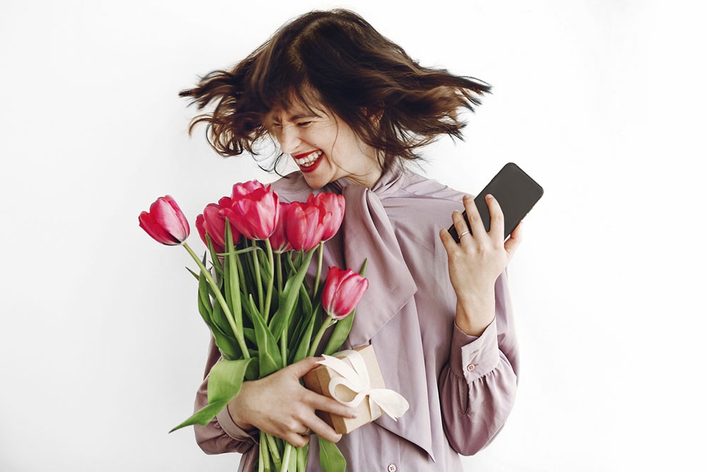 Веселые поздравления, девушку развеселило поздравление с праздником.