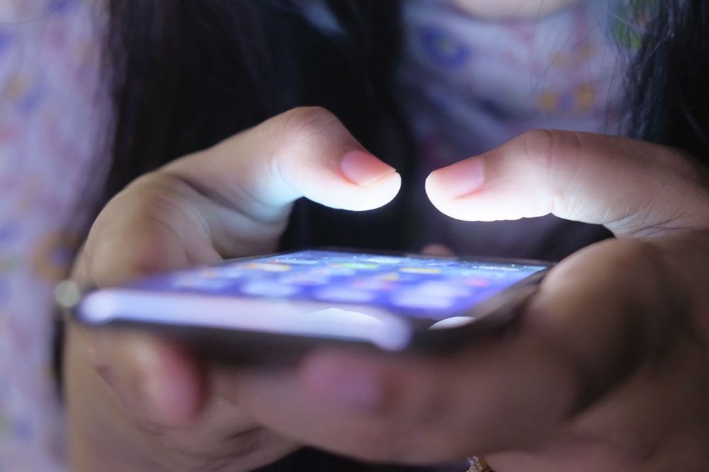 Девочка со смартфоном, общение в социальных сетях.